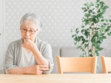 老人性うつとは｜特徴的な症状や治療法、認知症との違いを詳しく解説