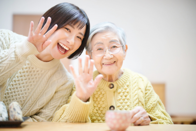 笑顔の高齢者と介護スタッフ