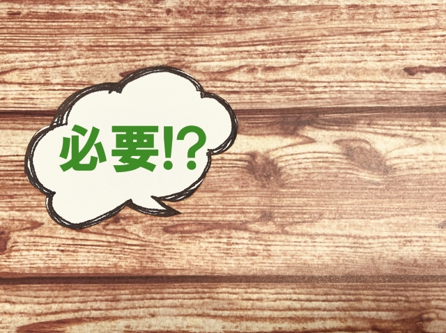 地域の人々と交流する高齢者