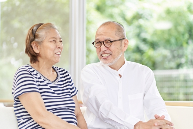 お茶を飲みながら話す親子