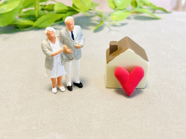 施設で楽しそうに話す高齢者たち