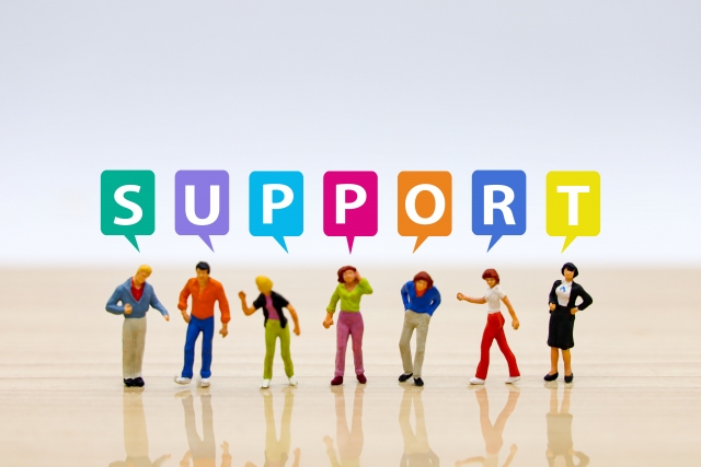 高齢者の手を握る様子