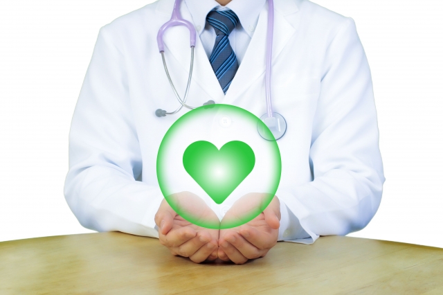 病室で医師と話す高齢者