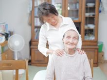 親を施設に入れるタイミングや手順とは？入居を嫌がる親の対処法も解説