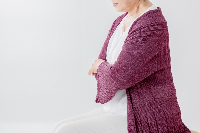 悩んでいる高齢の親と話す娘