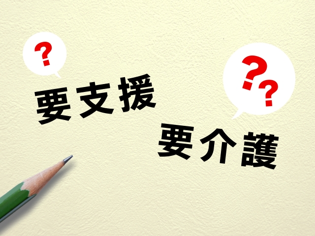 医師と話す高齢の女性