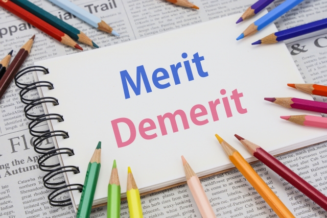 介護スタッフと話す高齢者