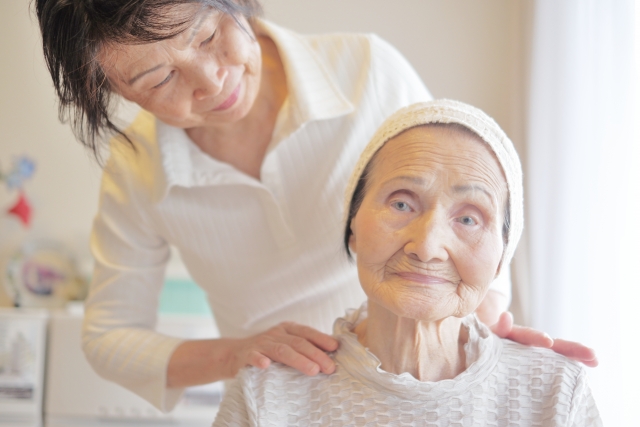 クローゼットから服を選ぶ高齢女性
