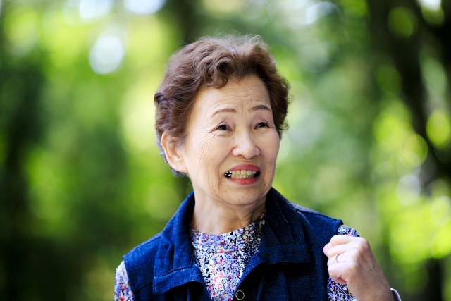 タンスに衣類をしまう様子