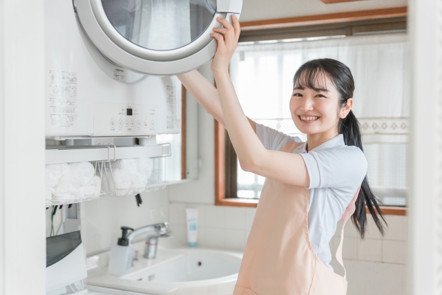 洗濯物をたたむ様子