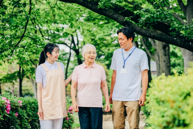 笑顔で服を選ぶ高齢の夫婦