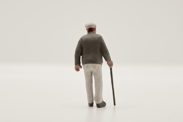 怒っている様子の高齢者