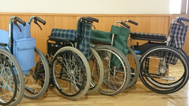 施設でスタッフと話す高齢の女性