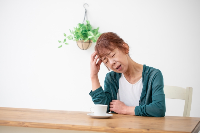 悩んでいる様子の高齢者