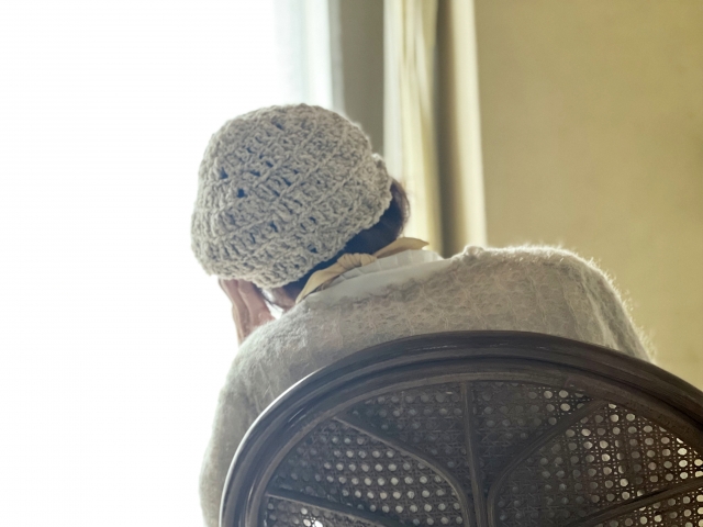 介護スタッフと笑顔で話すシニア女性