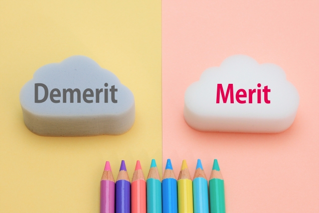 メリットとデメリットについて考える人物