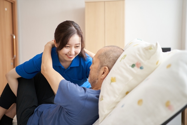 会議をする介護スタッフたち