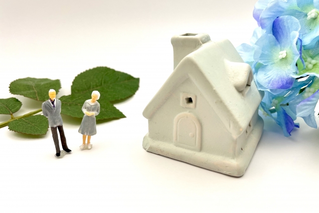 介護施設でスタッフと話す高齢者