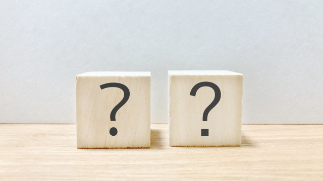 介護施設のスタッフと談笑する高齢の男女