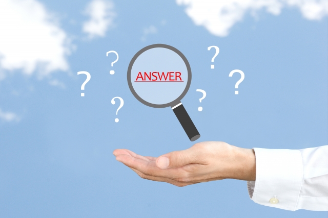 どちらを選ぶか考える高齢者