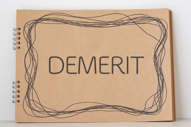 悩んでいるシニア女性