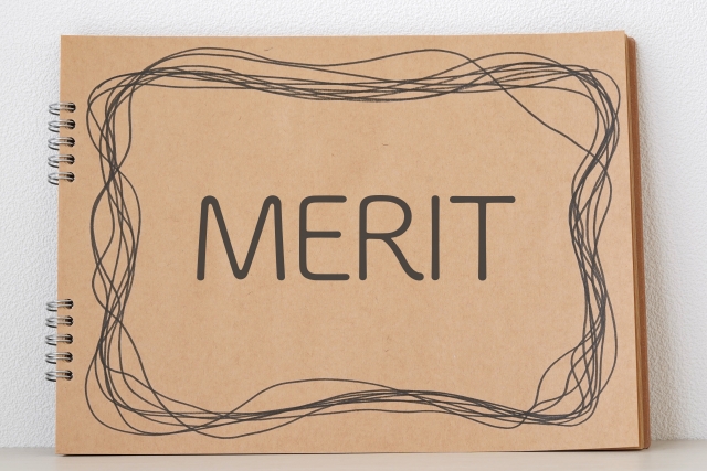 談笑するシニア夫婦