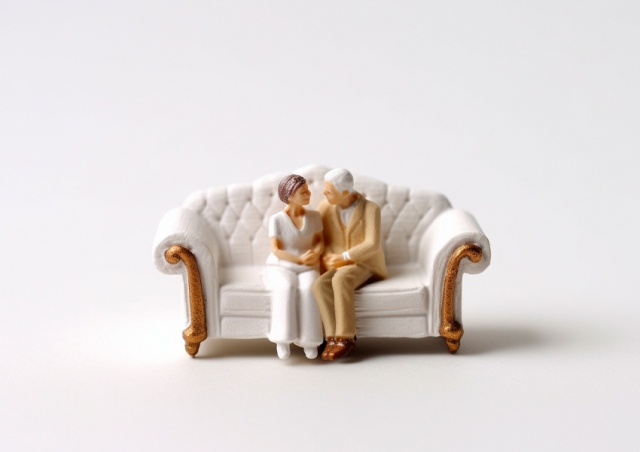 高齢女性の手を握りながら話を聞く介護スタッフ