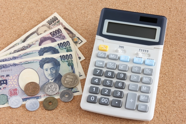 電卓とペン、書類