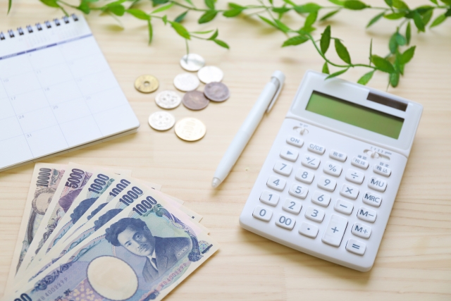 電卓とペンと書類