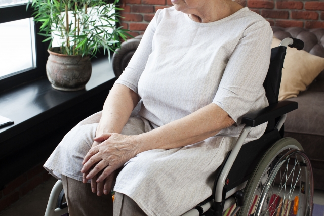 物思いにふけるシニア女性