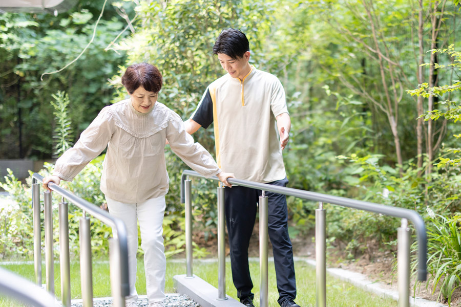 【吹田市】パーキンソン病の老人ホーム選び|リハビリ・医療連携で選ぶおすすめ施設と費用相場