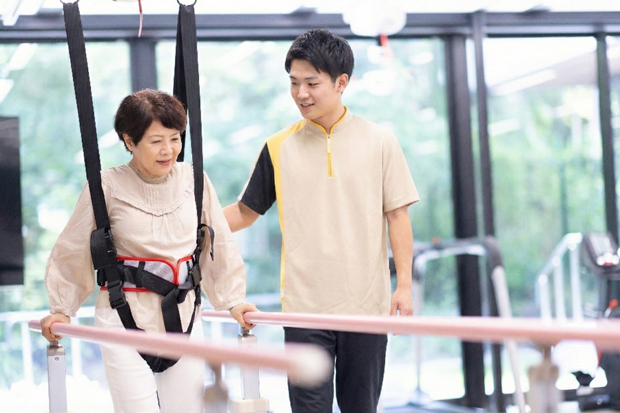 【東大阪市】パーキンソン病の老人ホーム選び|リハビリ・医療連携で選ぶおすすめ施設と費用相場